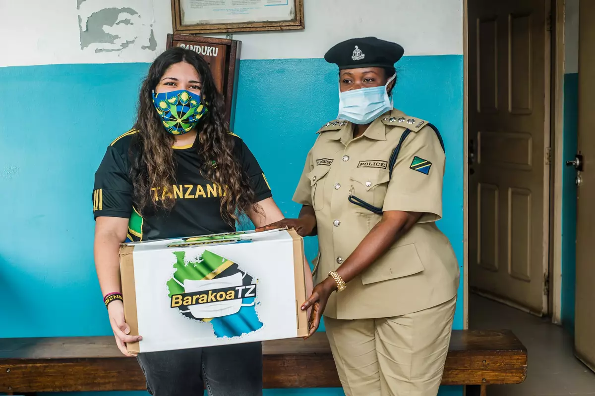 Rania Nasser donating masks to the Salendar Bridge Police Station