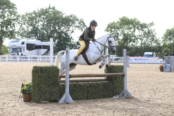 Isabella Owers show jumping